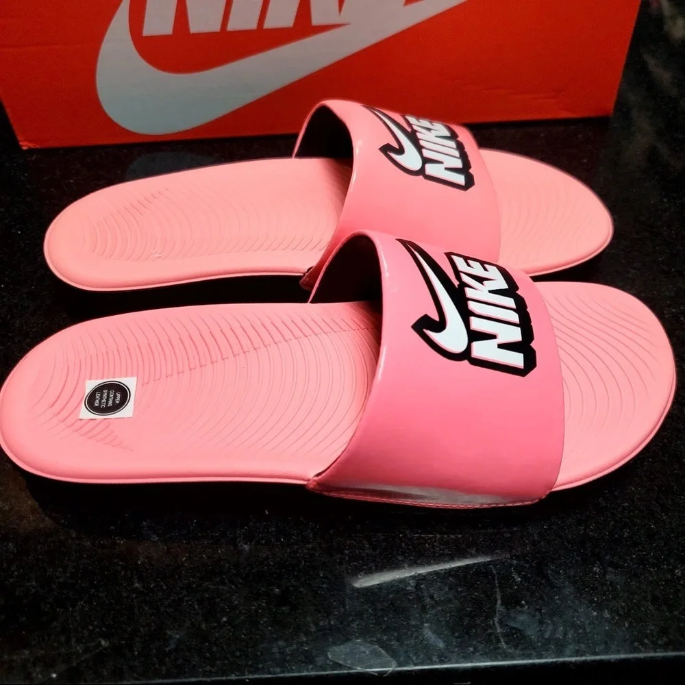 Sz 4y pink Nike slides
